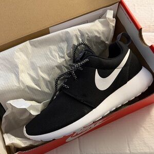 NWT: Nike Roshe One